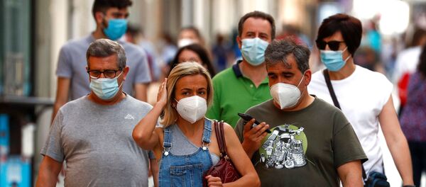 Personas con mascarilla en España - Sputnik Mundo