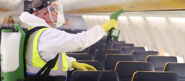 Un hombre desinfecta el interior de un avión de Ryanair Un hombre desinfecta el interior de un avión de Ryanair - Sputnik Mundo