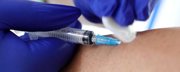 La aplicación de una vacuna contra gripe - Sputnik Mundo