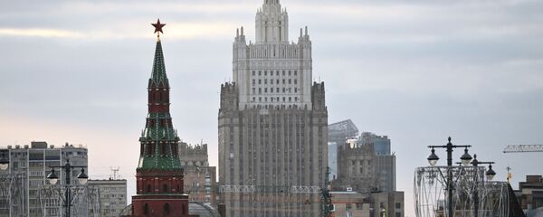El edificio del Ministerio de Asuntos Exteriores ruso y una de las torres del Kremlin - Sputnik Mundo
