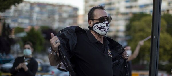 Un hombre con mascarilla - Sputnik Mundo