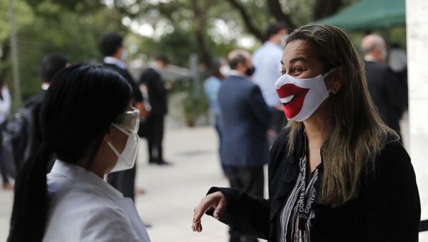 Una mujer en mascarilla - Sputnik Mundo