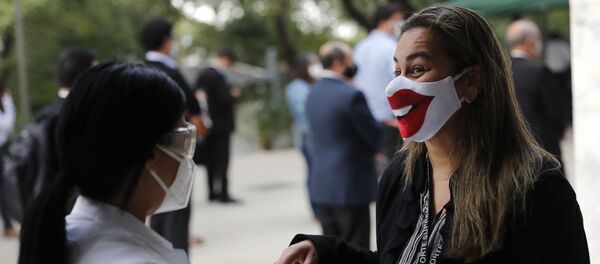 Una mujer en mascarilla - Sputnik Mundo