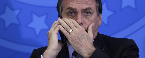 Jair Bolsonaro, presidente de Brasil, habla por teléfono móvil Jair Bolsonaro, presidente de Brasil, habla por teléfono móvil - Sputnik Mundo