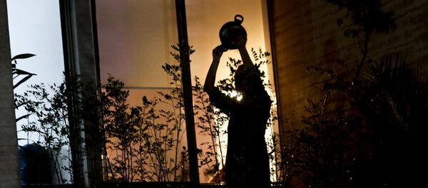 Cacerolazo (imagen referencial) - Sputnik Mundo