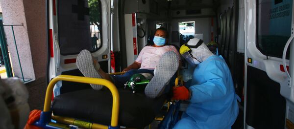 Una mujer en una ambulancia en Ciudad de México - Sputnik Mundo