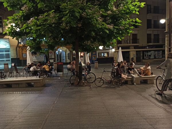 Una caña por el futuro, que el presente es muy negro: los bares se instalan en la distopía Una caña por el futuro, que el presente es muy negro: los bares se instalan en la distopía - Sputnik Mundo