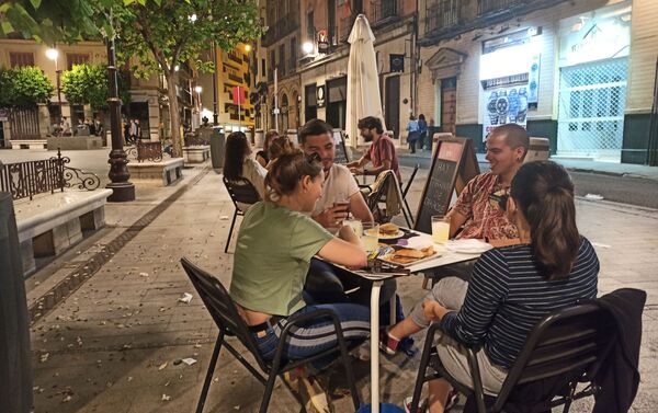 Jóvenes vuelven a los veladores en Sevilla - Sputnik Mundo