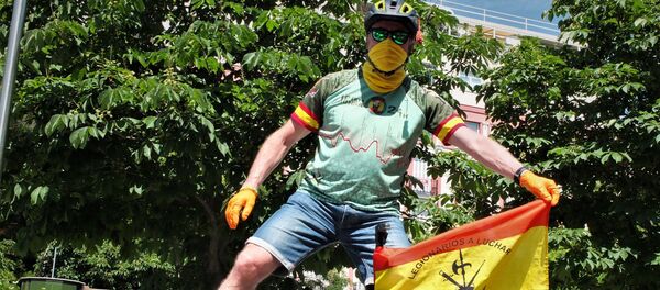 Un asistente a la manifestación contra el gobierno en Madrid - Sputnik Mundo