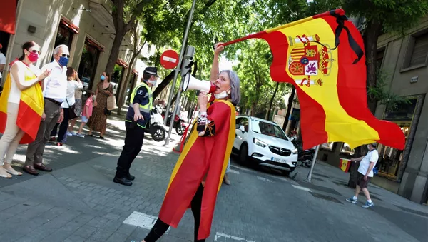 Una asistente a las marchas contra el Gobierno el 23 de mayo en Madrid - Sputnik Mundo
