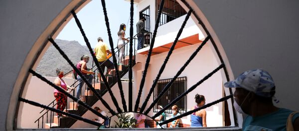 Venezolanos hacen cola para recibir alimentos en una favela en Caracas - Sputnik Mundo