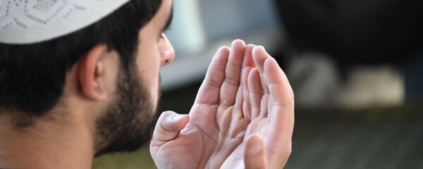 Un hombre musulmán rezando - Sputnik Mundo