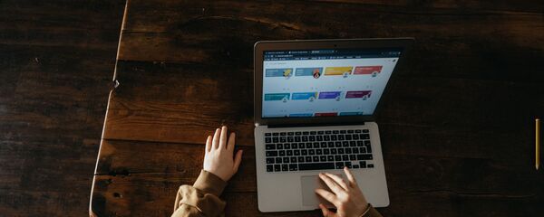 Una niña con ordenador (imagen referencial) - Sputnik Mundo