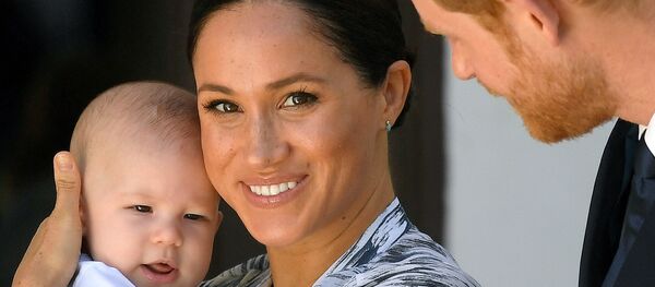 Meghan, Harry y su hijo, Archie - Sputnik Mundo