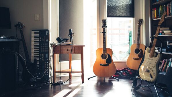 Instrumentos musicales en casa Instrumentos musicales en casa - Sputnik Mundo