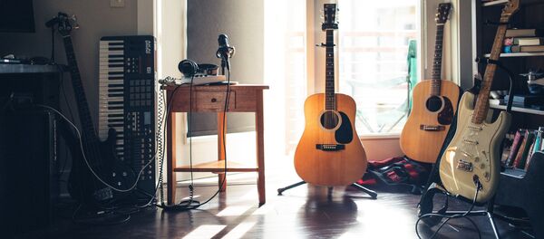 Instrumentos musicales en casa - Sputnik Mundo