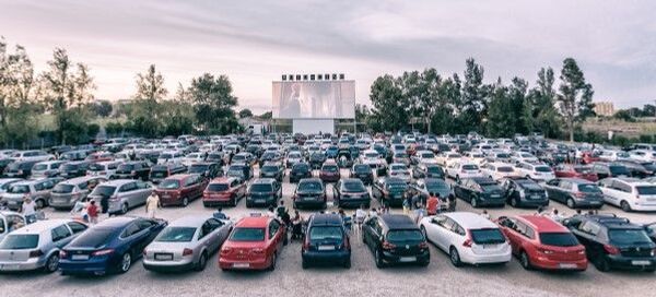 Reabre el autocine más antiguo de España: Sobrevivimos no solo al COVID-19 - Sputnik Mundo