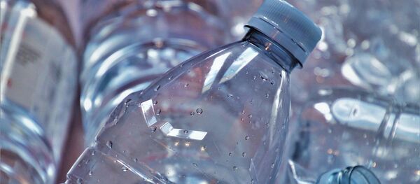 Una botella de plástico reciclable - Sputnik Mundo