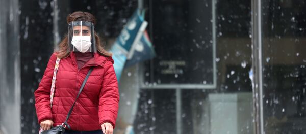 Una chica con mascarilla durante el brote de coronavirus en Argentina - Sputnik Mundo