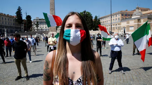 Una chica con la mascarilla con la bandera de Italia