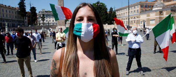 Una chica con la mascarilla con la bandera de Italia - Sputnik Mundo