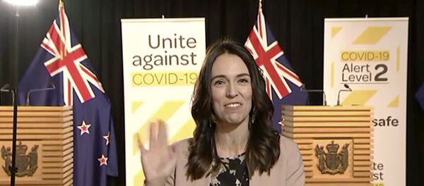 La primera ministra de Nueva Zelanda mantiene la sonrisa ante un terremoto en directo en TV - Sputnik Mundo