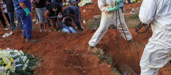 El entierro de una víctima de coronavirus en el cementerio más grande de Brasil, en Sao Paulo El entierro de una víctima de coronavirus en el cementerio más grande de Brasil, en Sao Paulo - Sputnik Mundo