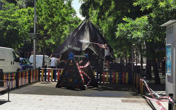 Trabajos de desinfección en una terraza de la calle de Fuencarral (Madrid) - Sputnik Mundo