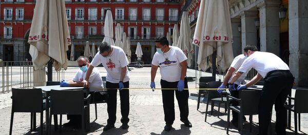 Trabajadores midiendo la distancia entre dos mesas en una terraza de la Plaza Mayor (Madrid) Trabajadores midiendo la distancia entre dos mesas en una terraza de la Plaza Mayor (Madrid) - Sputnik Mundo
