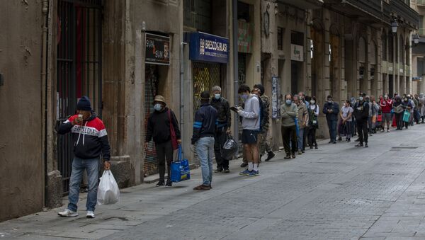 Colas de personas para recibir donación de alimentos en Barcelona - Sputnik Mundo