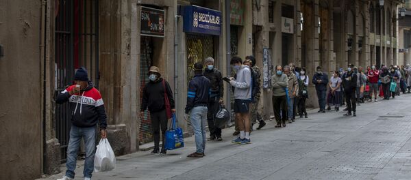 Colas de personas para recibir donación de alimentos en Barcelona Colas de personas para recibir donación de alimentos en Barcelona - Sputnik Mundo
