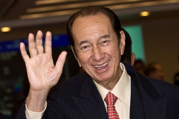 Сasino tycoon Stanley Ho attends the listing ceremony of his part-owned company SJM Holdings Limited in Hong Kong Сasino tycoon Stanley Ho attends the listing ceremony of his part-owned company SJM Holdings Limited in Hong Kong - Sputnik Mundo