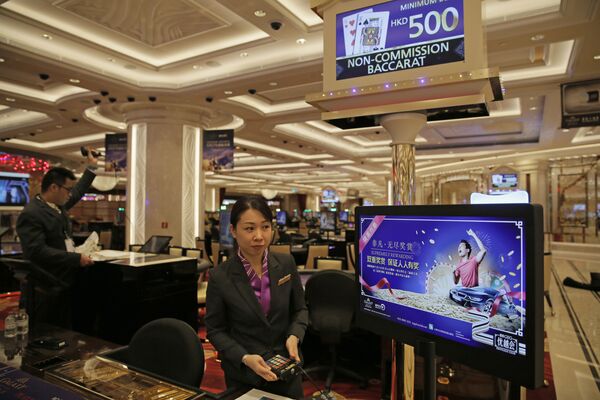 Casino staffs set up gaming tables at the new expansion of the Galaxy Macau casino resort in Macau Casino staffs set up gaming tables at the new expansion of the Galaxy Macau casino resort in Macau - Sputnik Mundo