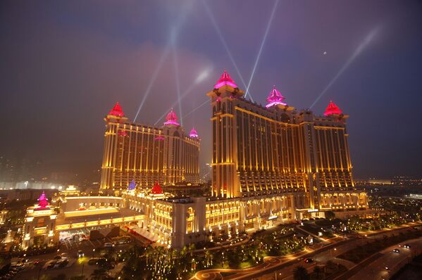The complex of Galaxy Macau is illuminated in Macau The complex of Galaxy Macau is illuminated in Macau - Sputnik Mundo