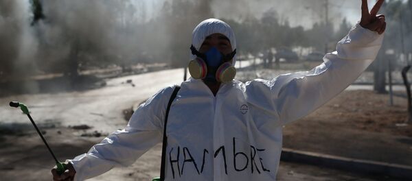 Protestas en Santiago durante el brote de coronavirus en Chile - Sputnik Mundo