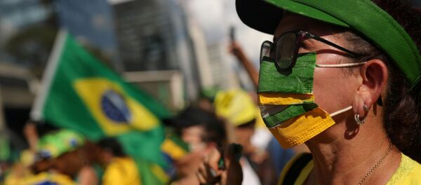 Una mujer en mascarilla en Brasil - Sputnik Mundo