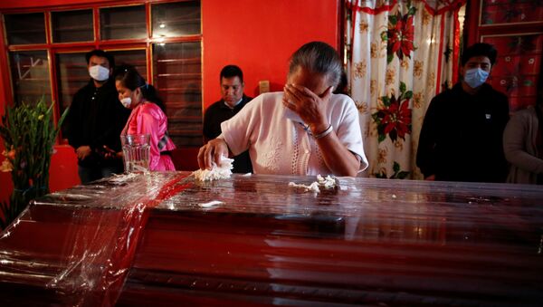 Funeral de un fallecido por COVID-19 - Sputnik Mundo