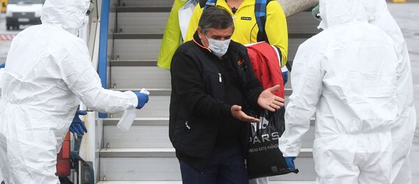 La gente baja del avión en Rusia - Sputnik Mundo