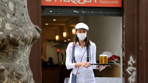 Camarera sirviendo en una terraza de Barcelona Camarera sirviendo en una terraza de Barcelona - Sputnik Mundo