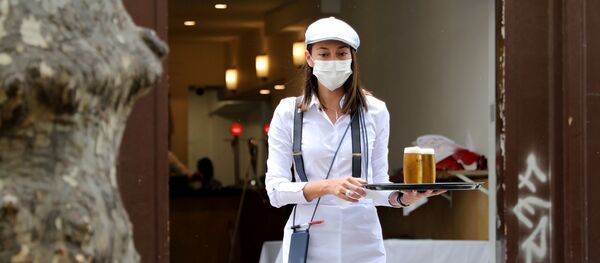 Camarera sirviendo en una terraza de Barcelona Camarera sirviendo en una terraza de Barcelona - Sputnik Mundo