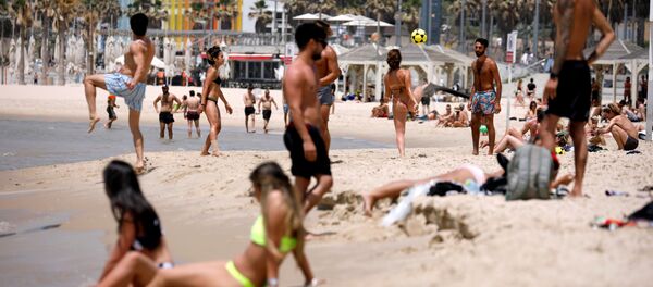 Gente en la playa del Mediterraneo en Israel - Sputnik Mundo