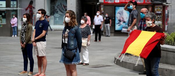 Los madrileños durante el minuto de silencio en homenaje a las víctimas del coronavirus Los madrileños durante el minuto de silencio en homenaje a las víctimas del coronavirus - Sputnik Mundo