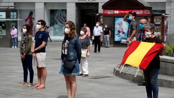 Los madrileños durante el minuto de silencio en homenaje a las víctimas del coronavirus Los madrileños durante el minuto de silencio en homenaje a las víctimas del coronavirus - Sputnik Mundo