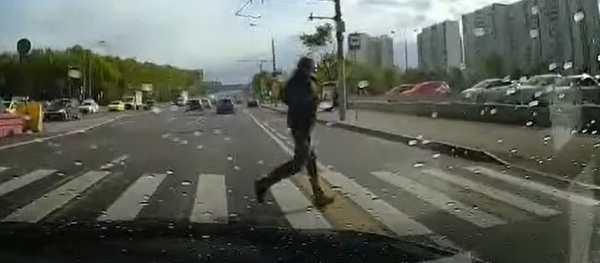 A un paso de la muerte: un auto casi atropella a un transeúnte en Moscú - Sputnik Mundo