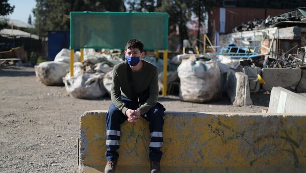 Un recolector de basura en Santiago - Sputnik Mundo