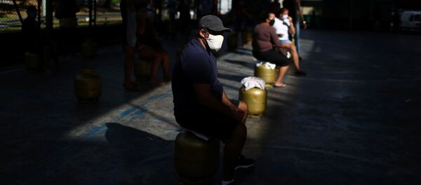 La gente con mascarillas en Brasil - Sputnik Mundo