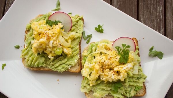 Una tostada con aguacate - Sputnik Mundo