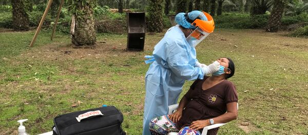 Una indígenaa Siekopai realizándose un test de coronavirus - Sputnik Mundo