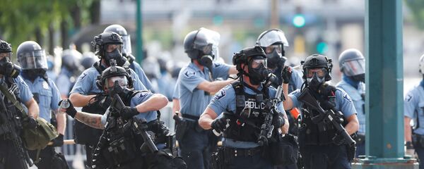 La Policía durante las protestas en Minneapolis La Policía durante las protestas en Minneapolis - Sputnik Mundo