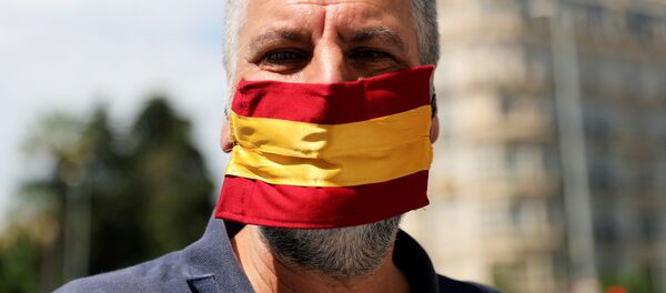 Un hombre con la bandera de España - Sputnik Mundo